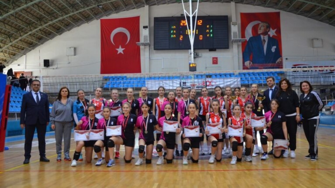 Yıldız Kızlar Voleybol Okul Sporları Maçlarında Kızlarımız Şampiyon Oldu.