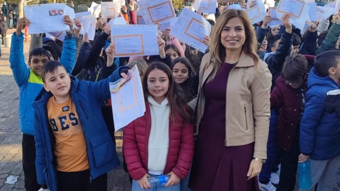 Okulumuzda Düzenlenen Karne Töreni Sonrası 1.Dönem Sona Erdi.